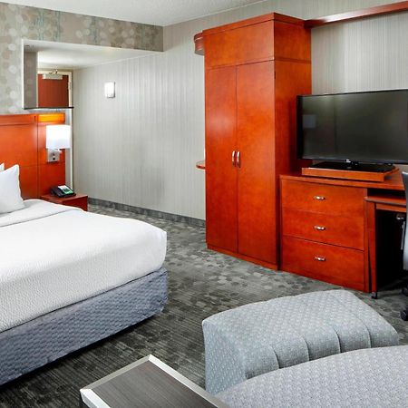 Courtyard By Marriott San Antonio Six Flags At The Rim Hotel Exterior photo