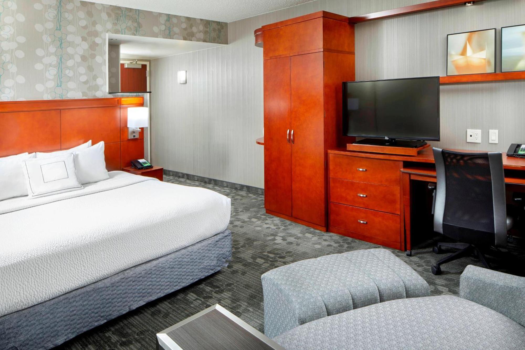 Courtyard By Marriott San Antonio Six Flags At The Rim Hotel Exterior photo
