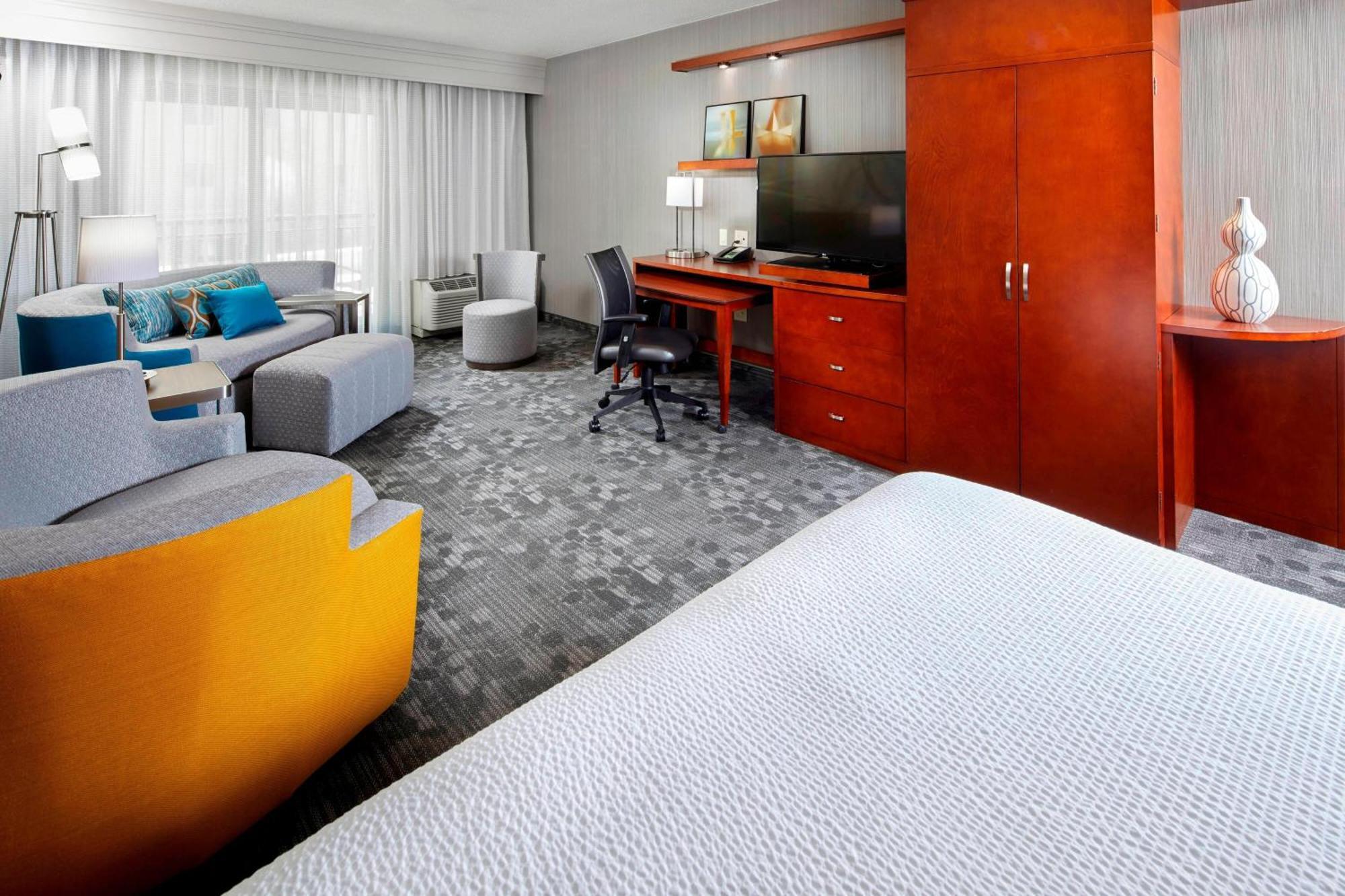 Courtyard By Marriott San Antonio Six Flags At The Rim Hotel Exterior photo